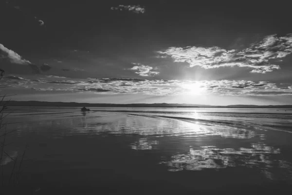 Plan noir et blanc d'une plage nuageuse et ensoleillée — Photo