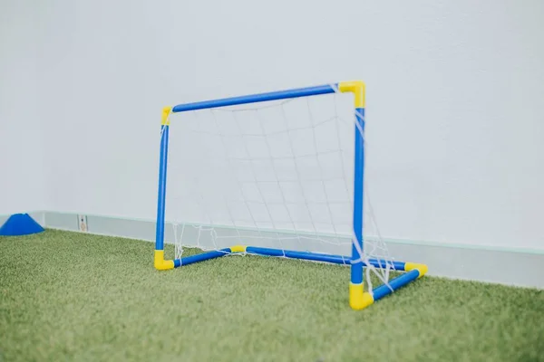 Piccola rete da calcio in un parco giochi per bambini all'asilo nido — Foto Stock