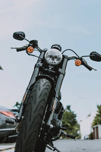 Vertical selective closeup shot of a black motorbike — Stock Photo, Image