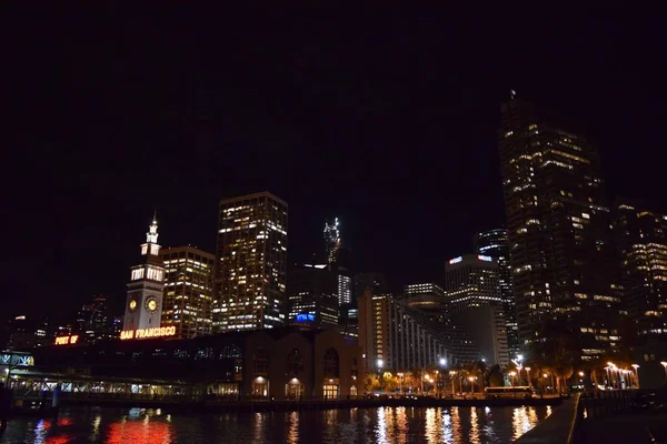 Eine Breite Aufnahme Von Hochhäusern Hafen Während Der Nacht San — Stockfoto