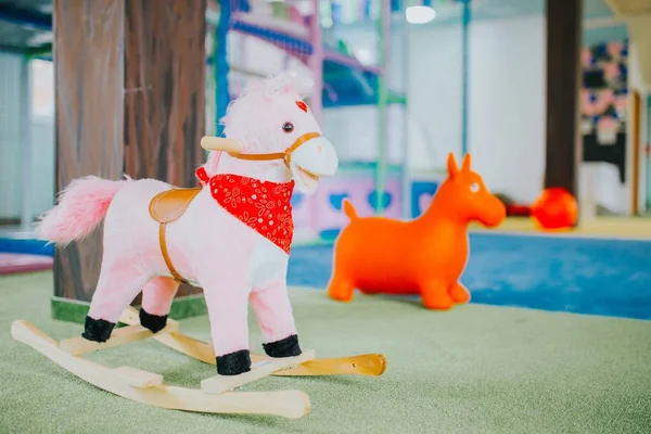 Primer plano de un juguete de caballo mecedora en un parque infantil —  Fotos de Stock