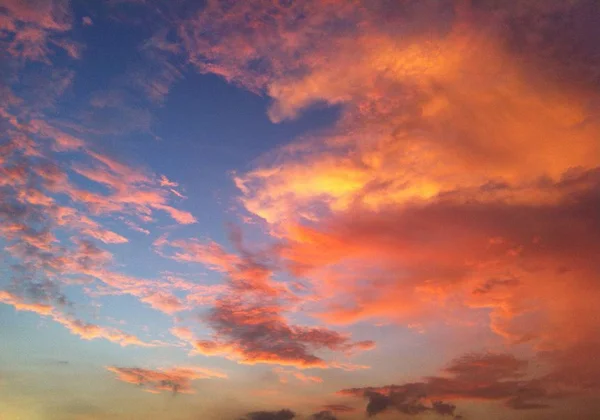 Прекрасний знімок блакитного неба з помаранчевими хмарами — стокове фото