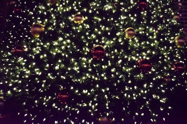 Closeup záběr vánočních světel a ozdů na vánočním stromku — Stock fotografie