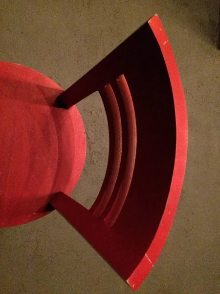 Vue aérienne verticale d'une chaise rouge sur un tapis brun — Photo