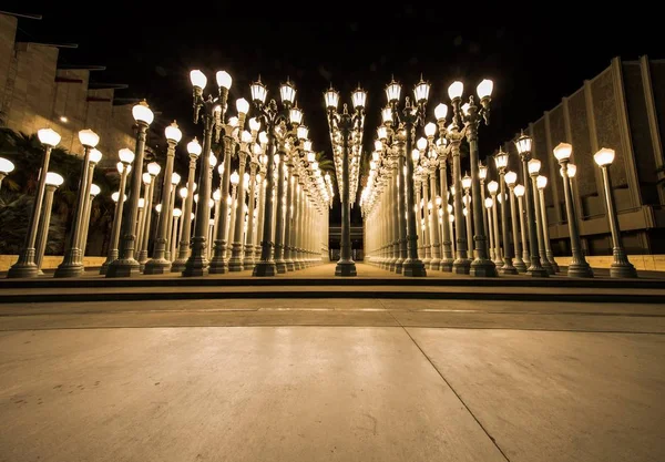 Urban Light Public Art am Eingang des Will Shire Boulevard zum Los Angeles County Museum of Art — Stockfoto