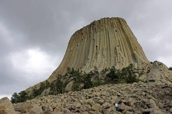 Niedrigwinkel-Aufnahme des Teufelsturms Nationaldenkmal-Hügel in Wyoming — Stockfoto