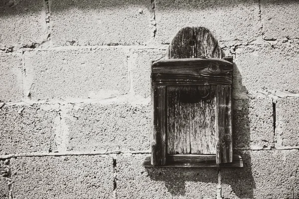 Graustufenaufnahme eines alten hölzernen Wandschmucks in einer alten Stadt — Stockfoto