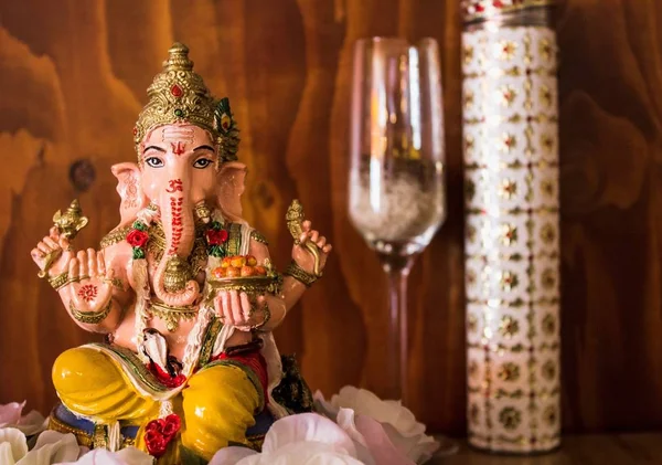 Nahaufnahme einer hinduistischen Statue mit einem verschwommenen Glas im Hintergrund — Stockfoto