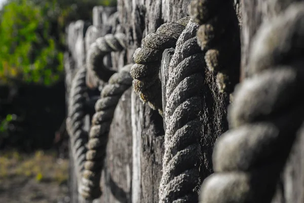 Tiro de close-up seletivo de cordas de arame cinza amarrado — Fotografia de Stock