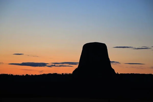 Silueta záběru Devils Tower National Monument Hill ve Wyomingu při západu slunce — Stock fotografie
