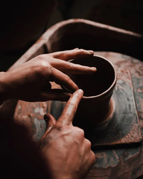 Las manos y los dedos de la persona elaborando una olla de barro —  Fotos de Stock