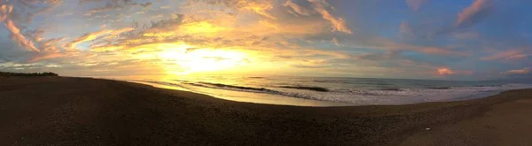 Панорамный снимок берега пляжа с красивым небом на заднем плане — стоковое фото