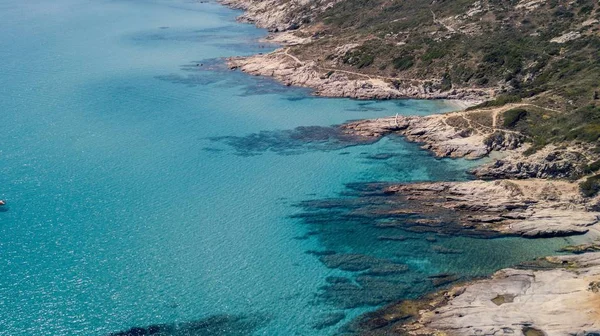 Grande Tiro Massas Terra Por Oceano Azul — Fotografia de Stock