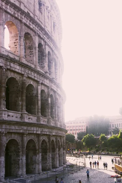 Güneşli bir günde Roma Kolezyumu 'nun dikey çekimi. — Stok fotoğraf