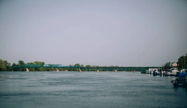 Гарний Знімок Моря Човнами Міст Відстані Чистим Небом Задньому Плані — стокове фото