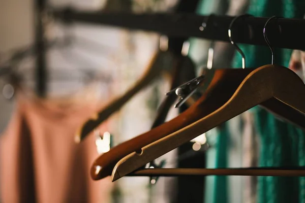 Tiro de close-up seletivo de cabides de roupas marrons pendurados em um rack — Fotografia de Stock