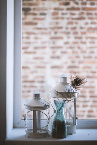 Gros plan sélectif vertical de grandes et moyennes lampes à lanterne en verre sur un rebord de fenêtre — Photo