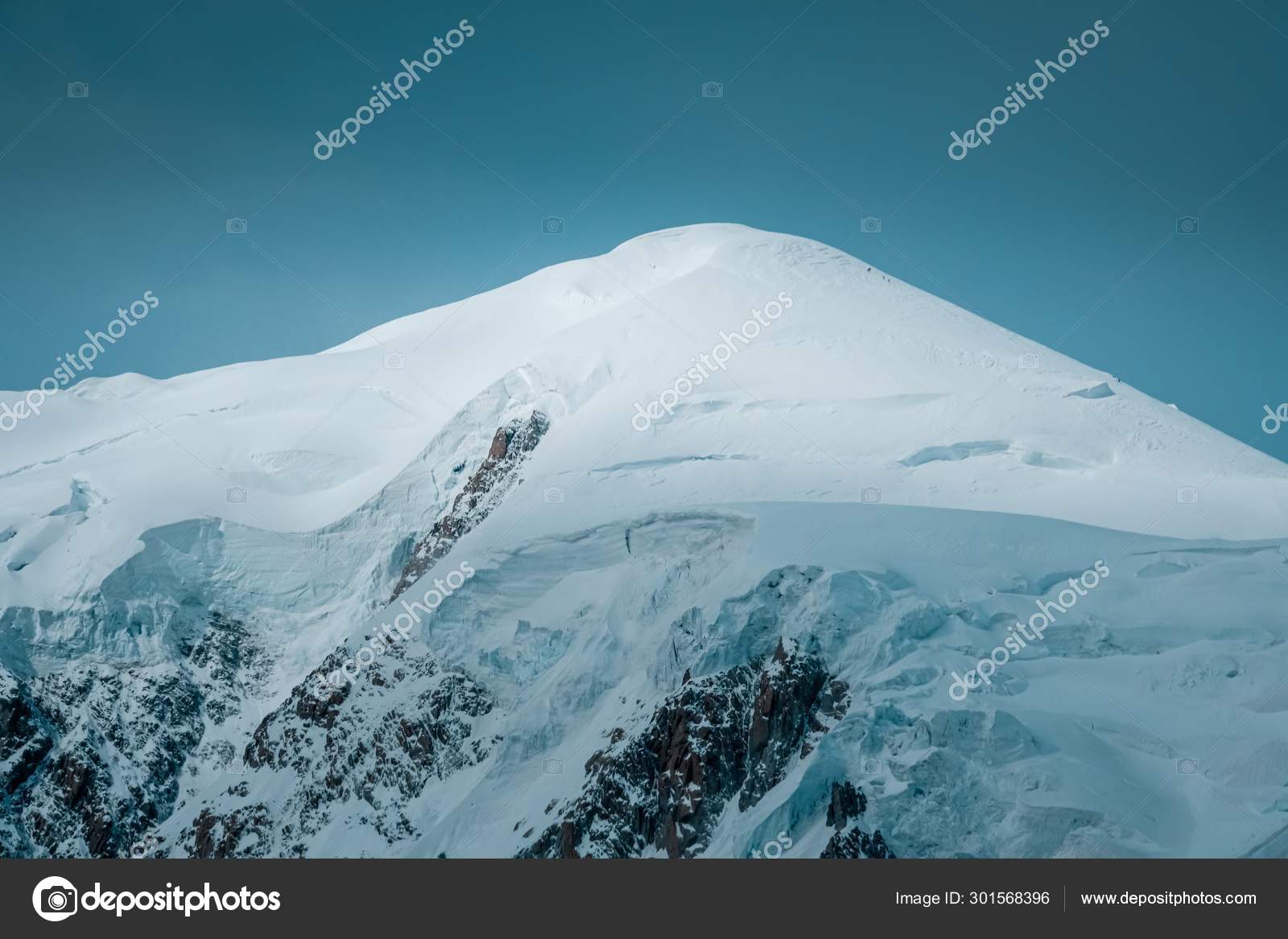 美丽的雪山的照片 背景是晴朗的天空 图库照片 C Wirestock 301568396
