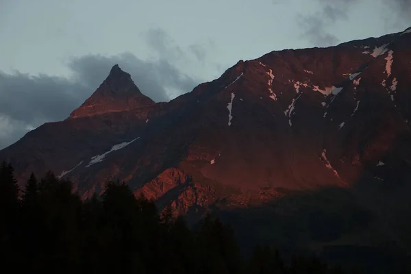 Grande Plano Montanhas Vermelhas Rodeadas Árvores — Fotografia de Stock