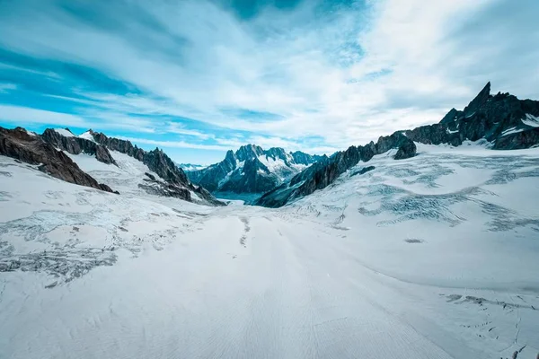 Piękny Szeroki Strzał Ruth Lodowców Pokryte Śniegiem Pod Błękitne Niebo — Zdjęcie stockowe