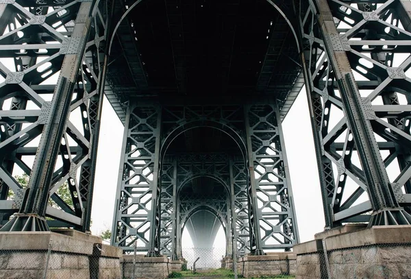 Below shot of the Brooklyn Bridge in New York — Stock Photo, Image