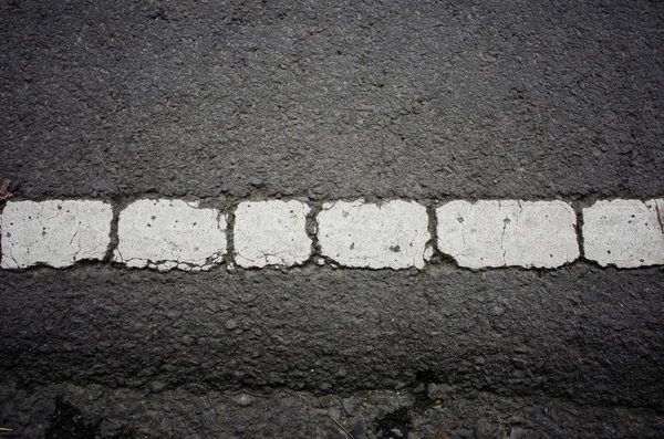 その上に白い線が風化したコンクリート道路 — ストック写真
