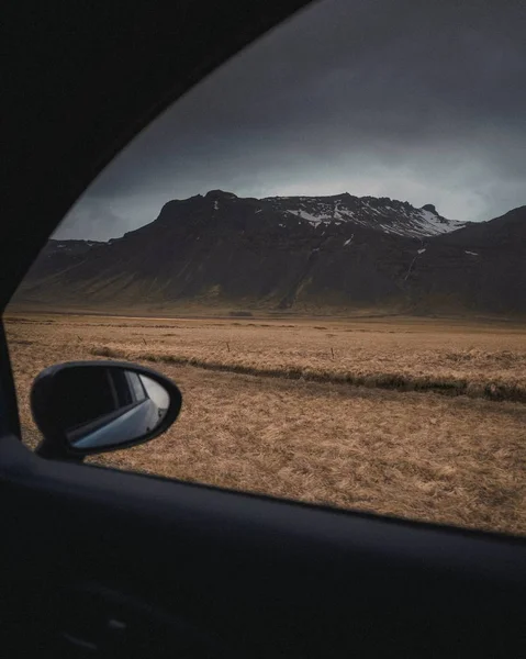 Brachfeld aus dem Inneren eines Fahrzeugs unter einem grauen bewölkten und düsteren Himmel — Stockfoto