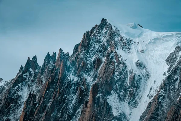背景に澄んだ空を背景に雪の山の美しいショット — ストック写真