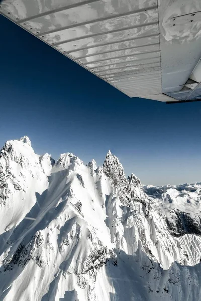 Eine Vertikale Aufnahme Von Einem Flugzeug Aus Schneebedeckten Bergen Mit — Stockfoto