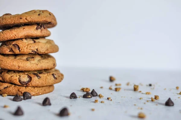 一叠烤巧克力饼干的宽色选择性特写镜头 — 图库照片
