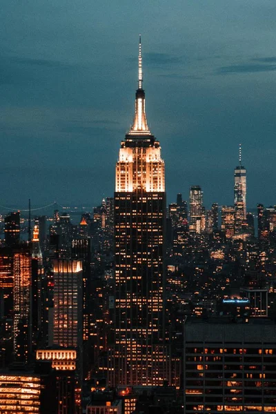 뉴욕시의 배경으로 하늘이있는 건물로 둘러싸인 빌딩의 — 스톡 사진