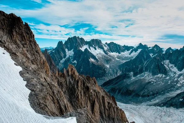 多云的天空下美丽的雪山 — 图库照片