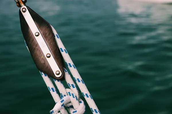 Närbild av snäva rep på en fiskebåt med ett suddigt hav i bakgrunden — Stockfoto