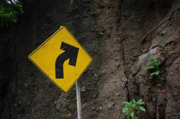 Close-up shot van een gele turn teken op een weg — Stockfoto