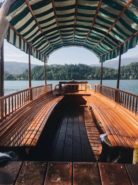 Κάθετη λήψη σκάφους με ξύλινο κάθισμα και δάπεδο στο νερό — Φωτογραφία Αρχείου