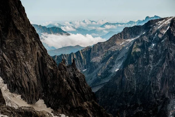 Мбаппе сфотографировал горы с ясным небом на заднем плане — стоковое фото