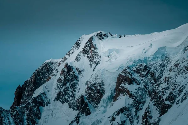 Krásný záběr zasněžené hory s jasnou oblohou v pozadí — Stock fotografie