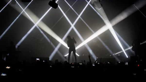 Chanteur à travers le projecteur — Photo