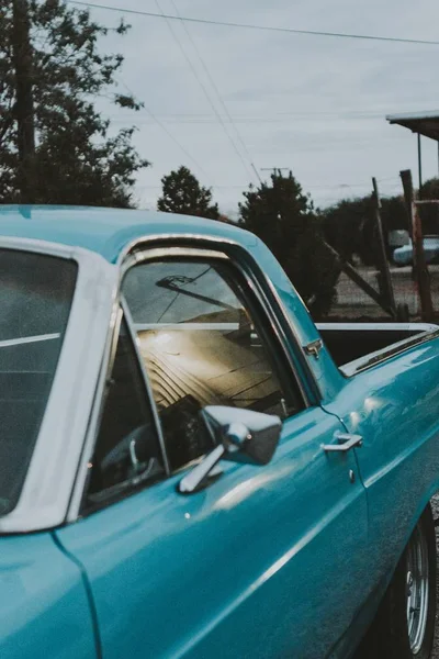 오래된 연한 파란색 픽업 차량의 왼쪽 도어의 클로즈업 수직 샷 — 스톡 사진