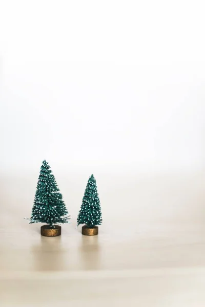 Κάθετη απομονωμένη λήψη μικρών τεχνητών ειδωλίων χριστουγεννιάτικων δέντρων — Φωτογραφία Αρχείου
