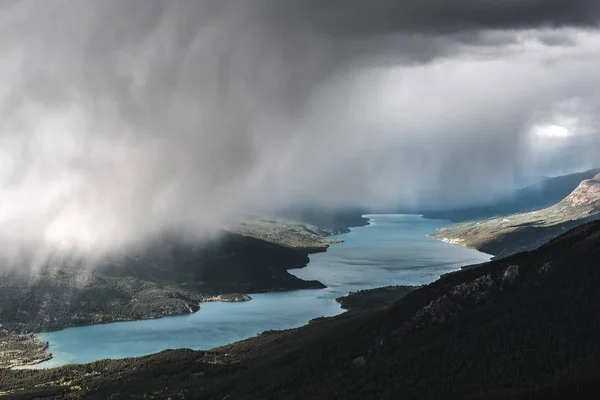 霧深い空の下で川の近くの森林の山の空中ショット — ストック写真