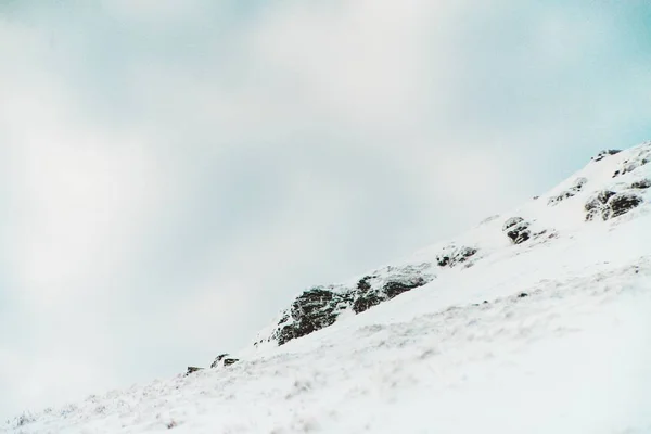 Piękne krajobrazy białych wzgórz i lasów na wsi w okresie zimowym — Zdjęcie stockowe