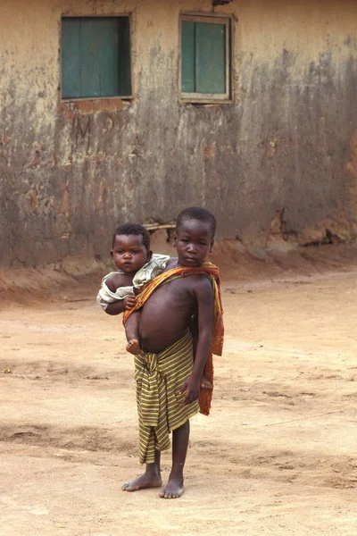 Criança africana segurando bebê — Fotografia de Stock