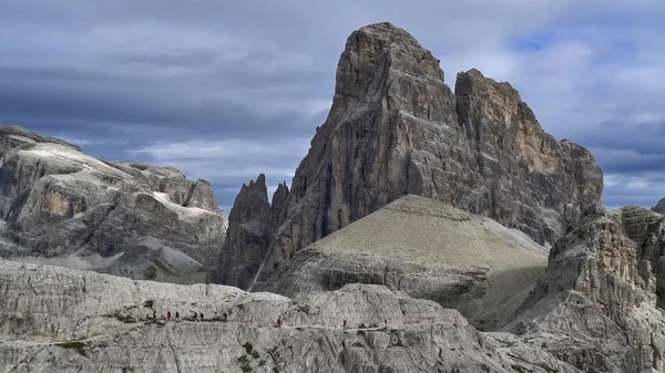 Ampio colpo di scogliere rocciose sotto un cielo blu — Foto Stock