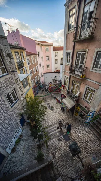 Uma Tomada Aérea Vertical Uma Escada Meio Edifícios Sob Céu — Fotografia de Stock