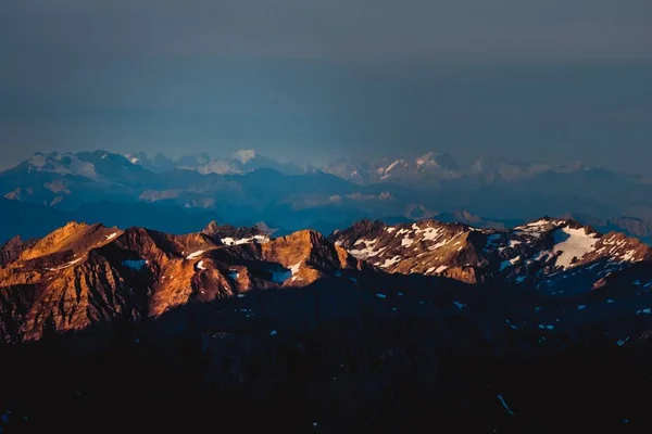 Belle vue large de montagnes brunes couvertes de neige au lever du soleil — Photo