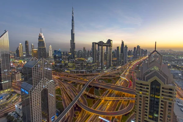 Arka Planda Güzel Bir Gökyüzü Ile Binaların Dubai Sokaklarında Bir — Stok fotoğraf