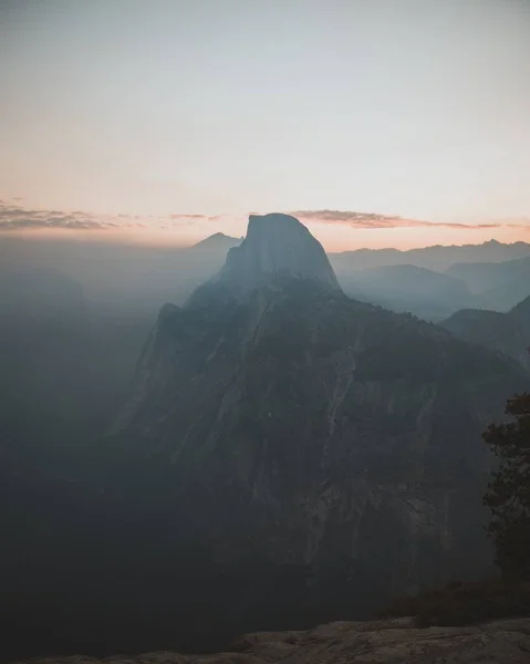Прекрасний Знімок Сірої Скелястої Гори Сході Сонця — стокове фото