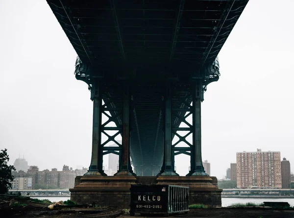 Nedanför bilden av Brooklyn Bridge i New York — Stockfoto