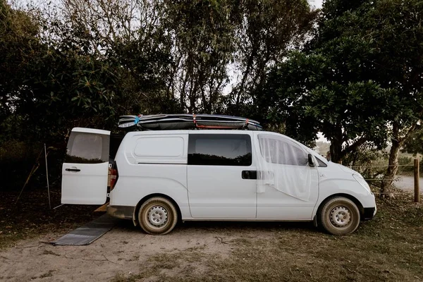 Tiro Perto Uma Carrinha Branca Estacionada Perto Árvores — Fotografia de Stock